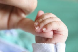 Bebekler neden parmağımızı yakalayınca yumruklarını sıkarlar?